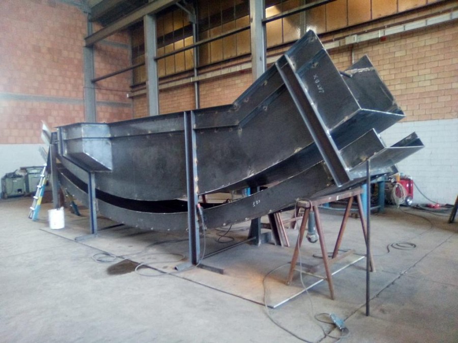Waste pit chute Waste pit chute